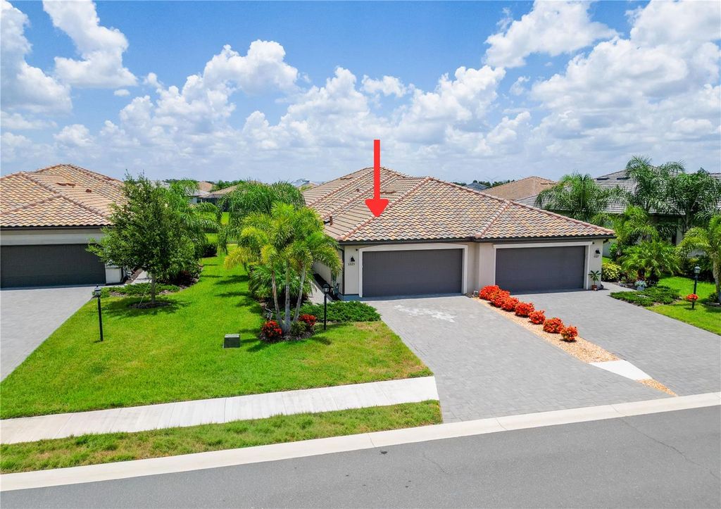 Image 3 of property listing at 5323 WHITE SAND COVE, Bradenton, FL 34211