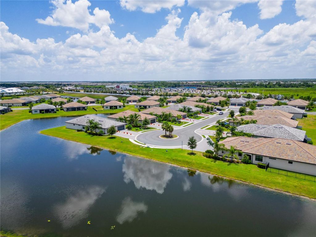 Image 9 of property listing at 5323 WHITE SAND COVE, Bradenton, FL 34211