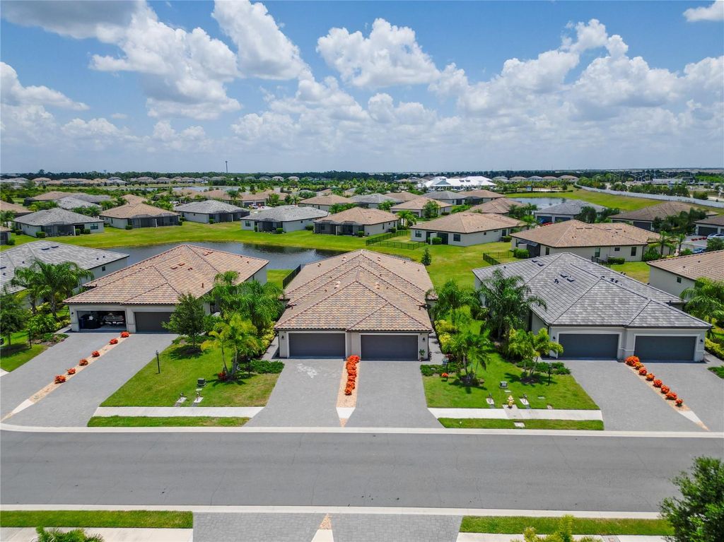 Image 10 of property listing at 5323 WHITE SAND COVE, Bradenton, FL 34211