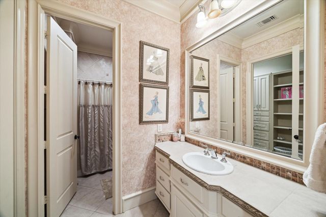 25 Kings Lake Estates Boulevard, Humble, TX 77346