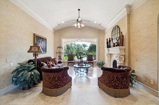 25 Kings Lake Estates Boulevard, Humble, TX 77346