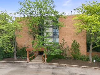 1833 Four Lakes Avenue 2A, Lisle, IL 60532