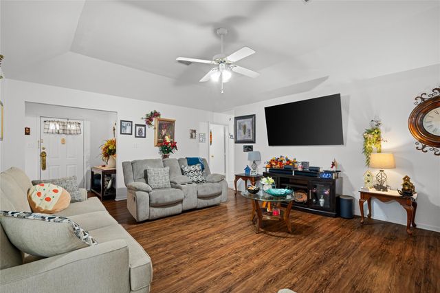 417 S Faires, Flatonia, TX 78941