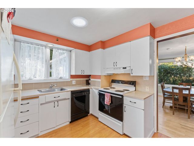 2668 Sw HUME Ct, Portland, OR 97219