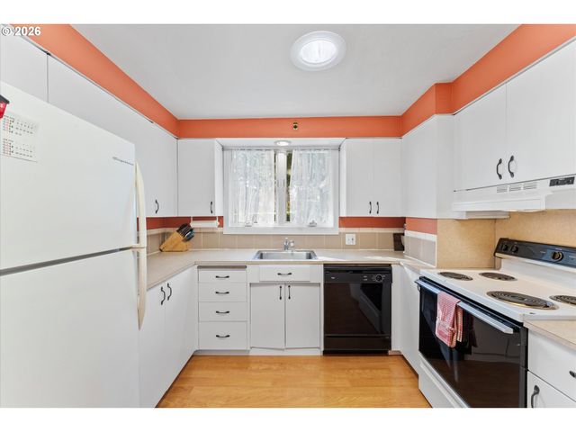 2668 Sw HUME Ct, Portland, OR 97219