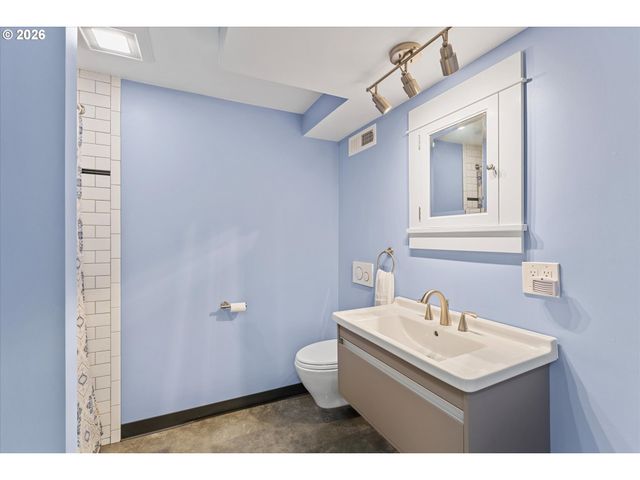 2668 Sw HUME Ct, Portland, OR 97219