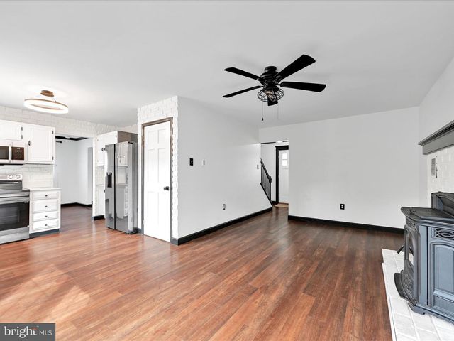 42 OVERLOOK DR, Pottsville, PA 17901