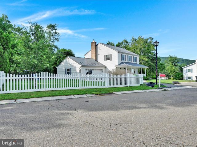 42 OVERLOOK DR, Pottsville, PA 17901