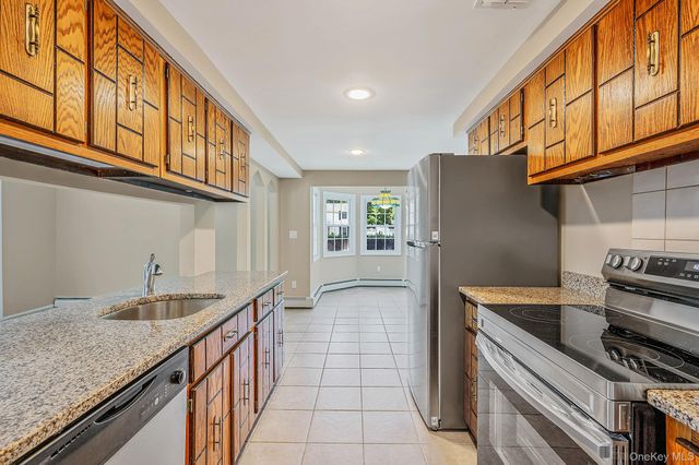 2 Barry Lane, Mount Sinai, NY 11766
