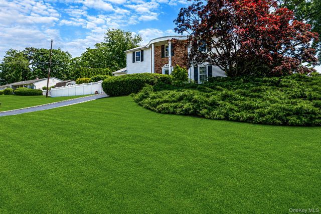 2 Barry Lane, Mount Sinai, NY 11766