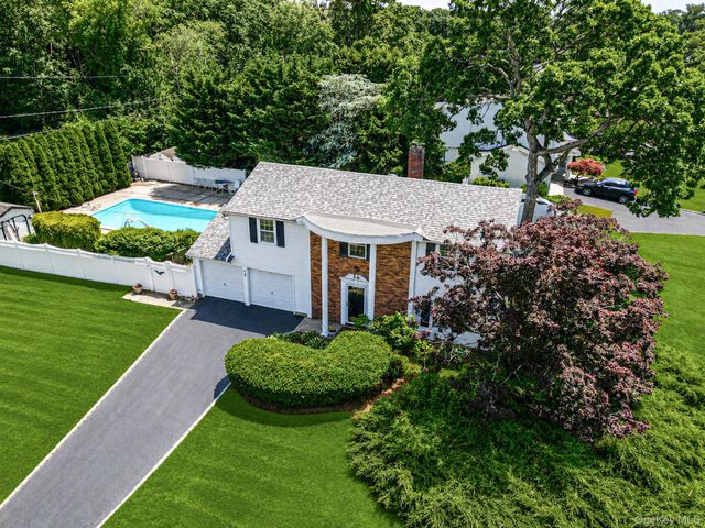 2 Barry Lane, Mount Sinai, NY 11766