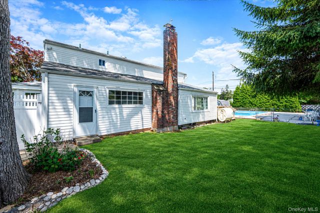 2 Barry Lane, Mount Sinai, NY 11766