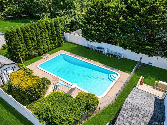 2 Barry Lane, Mount Sinai, NY 11766