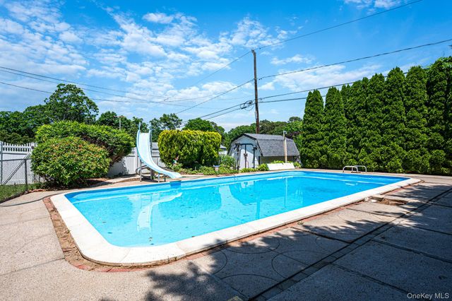 2 Barry Lane, Mount Sinai, NY 11766