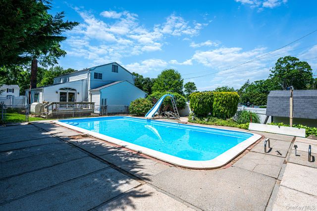 2 Barry Lane, Mount Sinai, NY 11766
