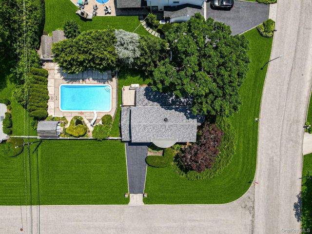 2 Barry Lane, Mount Sinai, NY 11766