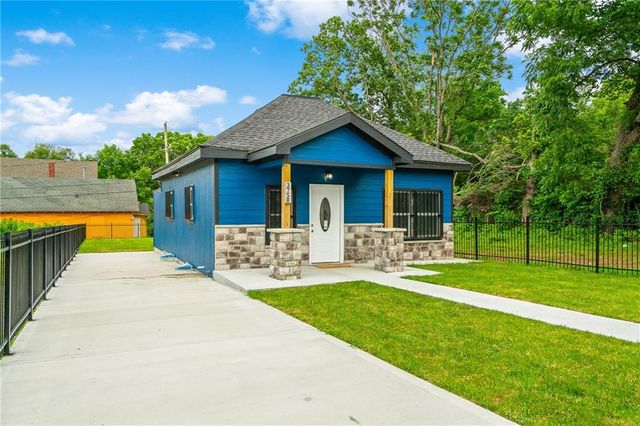 3758 Woodland Avenue, Kansas City, MO 64109
