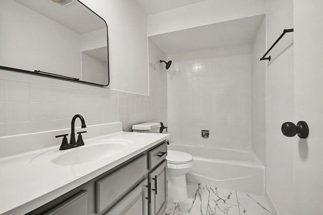 6935 N Milwaukee Avenue 204, Niles, IL 60714