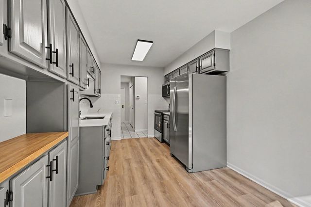 6935 N Milwaukee Avenue 204, Niles, IL 60714
