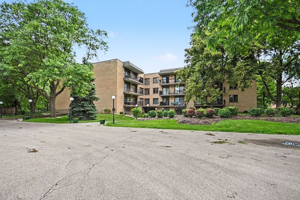 6935 N Milwaukee Avenue 204, Niles, IL 60714