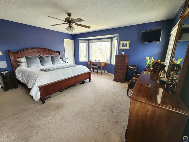 20 Lakeshore DR, Emporia, KS 66801