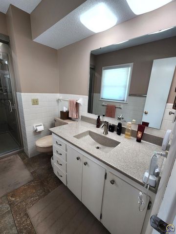 20 Lakeshore DR, Emporia, KS 66801