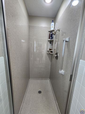 20 Lakeshore DR, Emporia, KS 66801