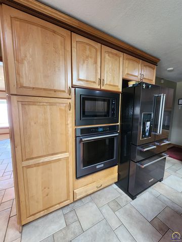 20 Lakeshore DR, Emporia, KS 66801