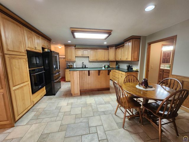 20 Lakeshore DR, Emporia, KS 66801