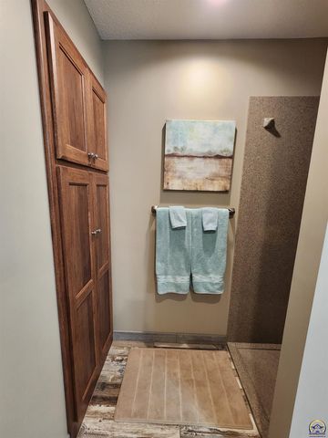 20 Lakeshore DR, Emporia, KS 66801