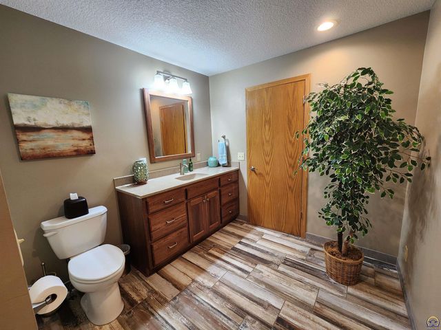 20 Lakeshore DR, Emporia, KS 66801