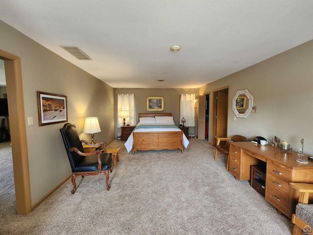 20 Lakeshore DR, Emporia, KS 66801