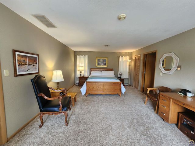 20 Lakeshore DR, Emporia, KS 66801