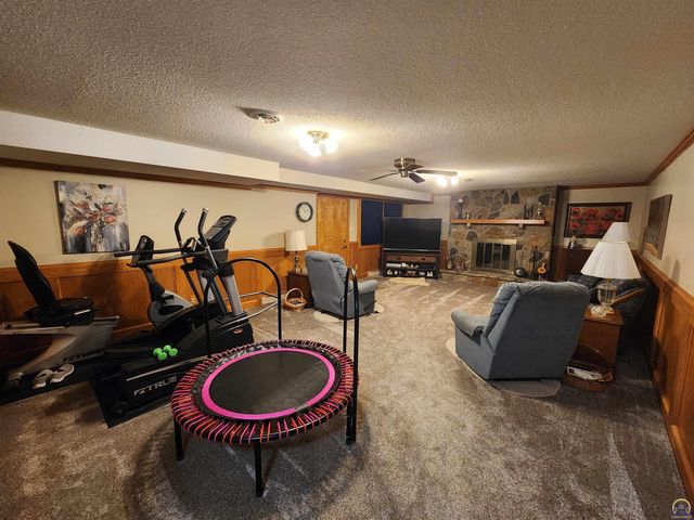 20 Lakeshore DR, Emporia, KS 66801