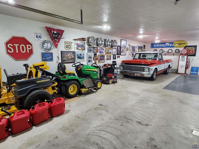 20 Lakeshore DR, Emporia, KS 66801