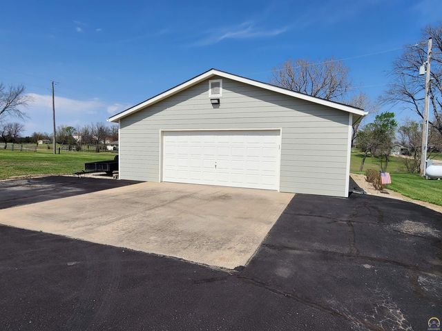 20 Lakeshore DR, Emporia, KS 66801