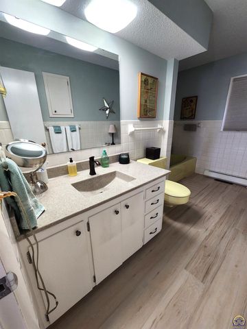 20 Lakeshore DR, Emporia, KS 66801