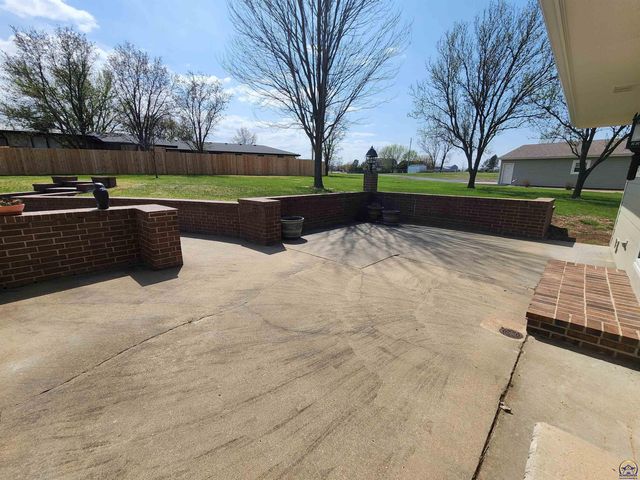 20 Lakeshore DR, Emporia, KS 66801
