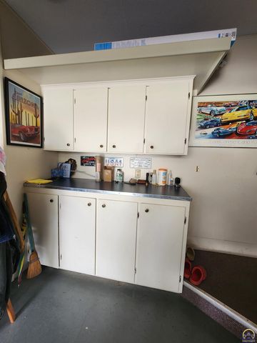 20 Lakeshore DR, Emporia, KS 66801