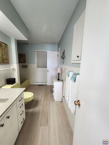 20 Lakeshore DR, Emporia, KS 66801