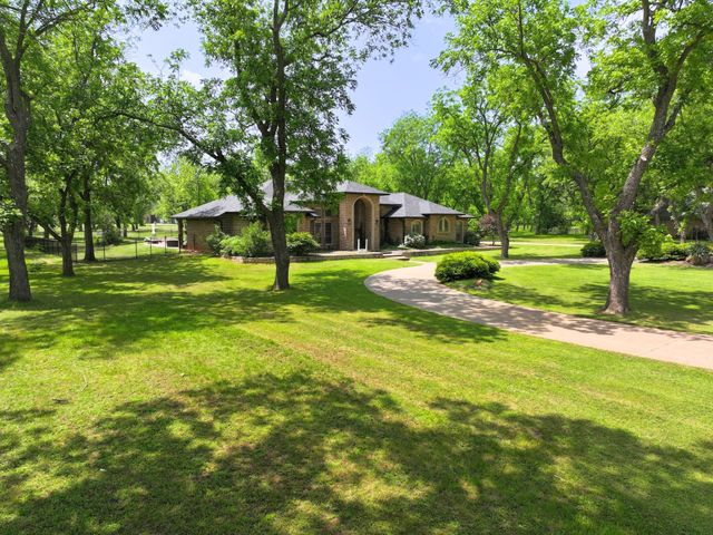 8810 S Hampton Drive, Granbury, TX 76049
