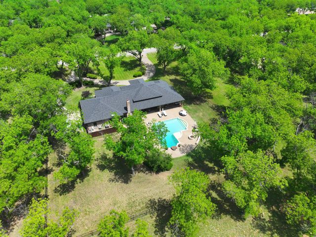 8810 S Hampton Drive, Granbury, TX 76049
