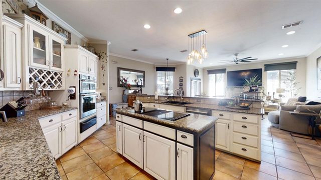 8810 S Hampton Drive, Granbury, TX 76049