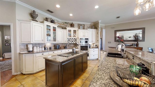 8810 S Hampton Drive, Granbury, TX 76049