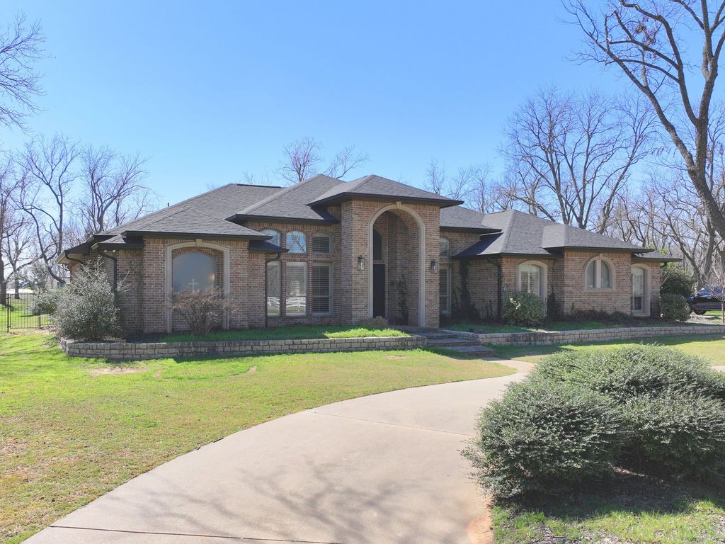 8810 S Hampton Drive, Granbury, TX 76049