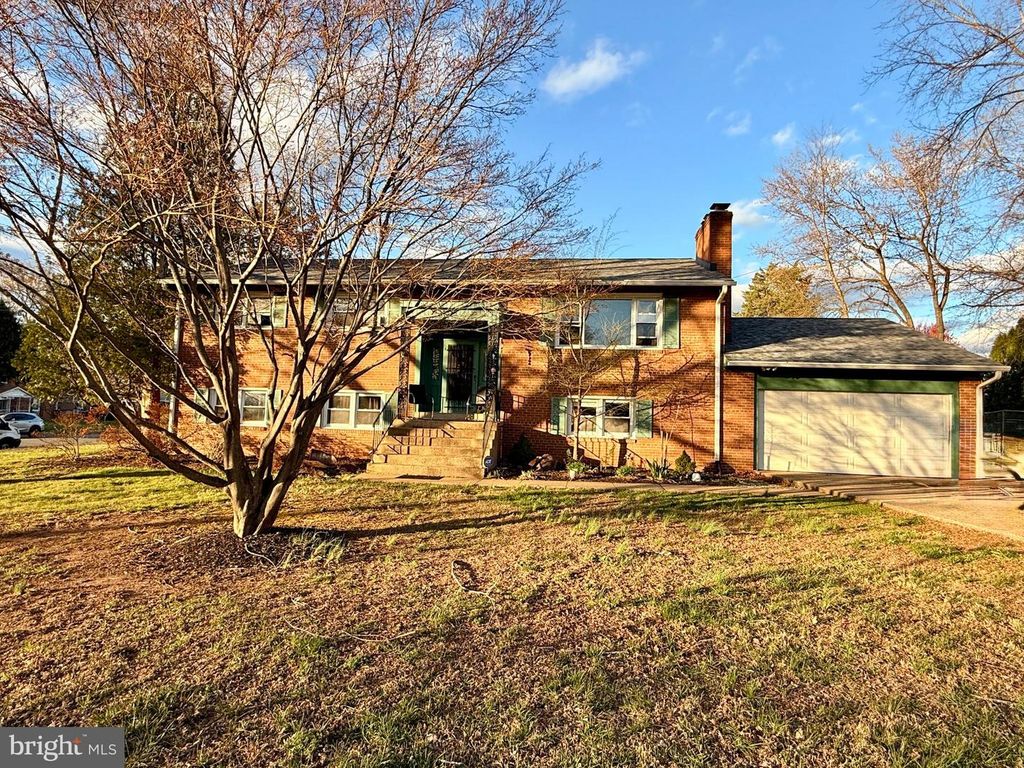 8907 FORT DR, Manassas, VA 20110