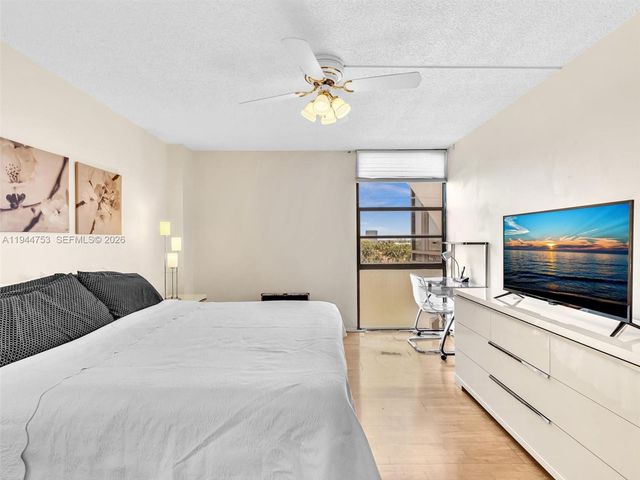 20400 W Country Club Dr 817, Aventura, FL 33180