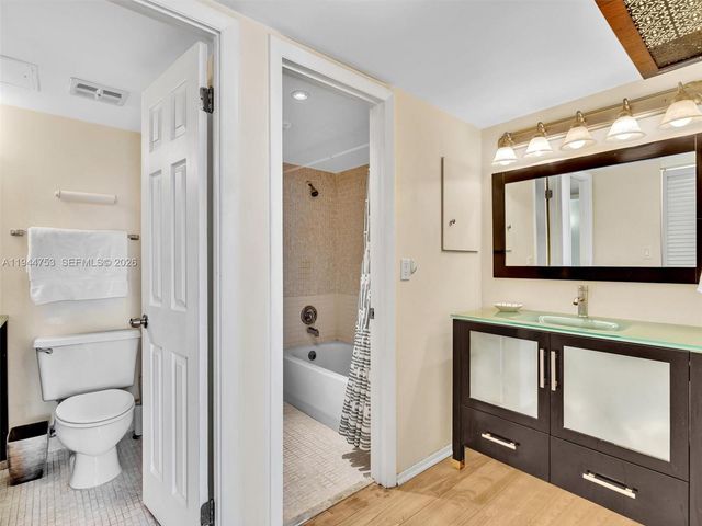 20400 W Country Club Dr 817, Aventura, FL 33180