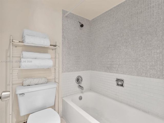 20400 W Country Club Dr 817, Aventura, FL 33180