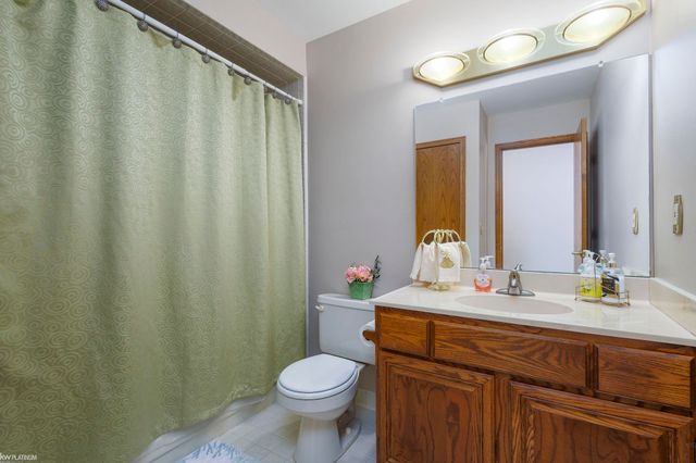 47338 Hunters Chase Drive, Macomb, MI 48042